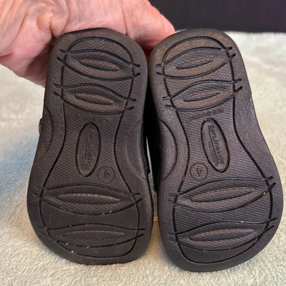 Genuine kids buy Oshkosh size 4 dress shoes, black